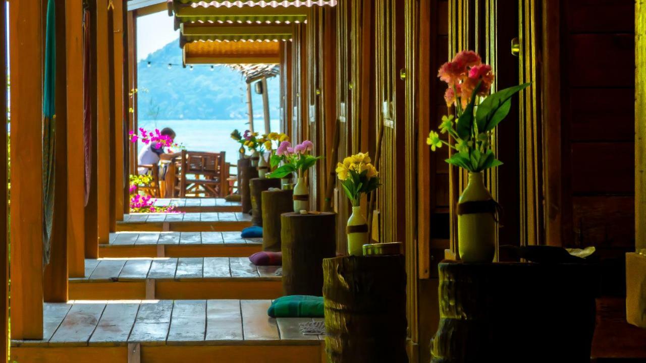 Colorful Hut Resor 2*
