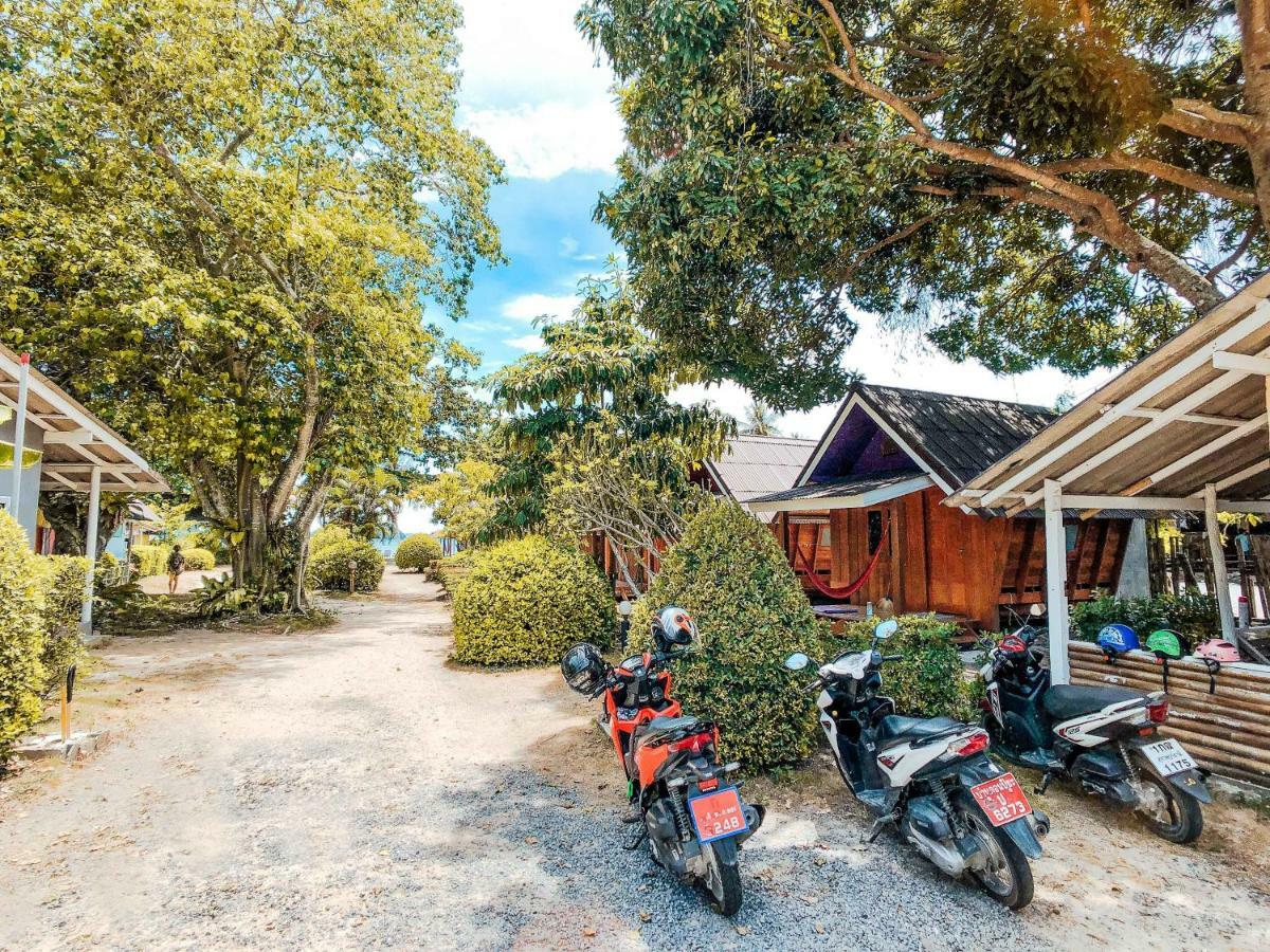 Resor Colorful Hut